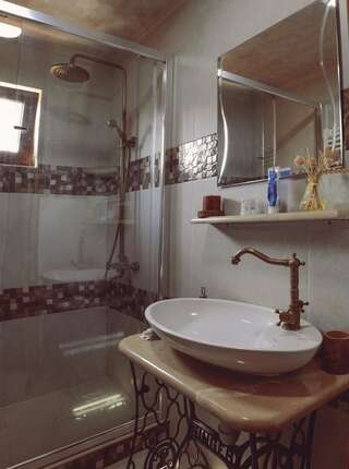 Гостевой дом Casa de Khasia Зугдиди Двухместный номер с 1 кроватью и собственной ванной комнатой-4