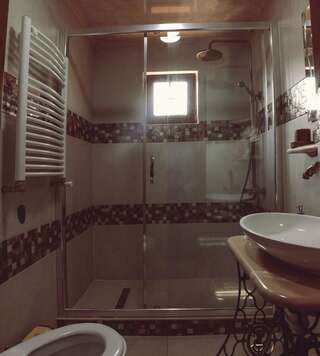 Гостевой дом Casa de Khasia Зугдиди Двухместный номер с 1 кроватью и собственной ванной комнатой-10
