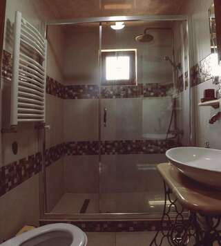 Гостевой дом Casa de Khasia Зугдиди Двухместный номер с 1 кроватью и собственной ванной комнатой-23